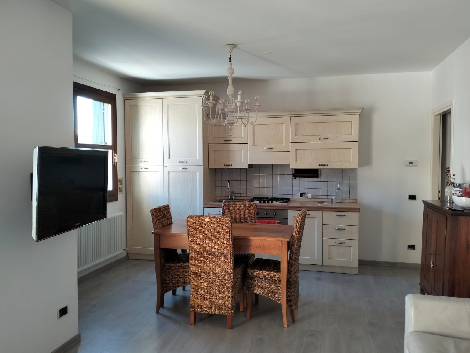 appartamento piazza vienna cucina vista salotto