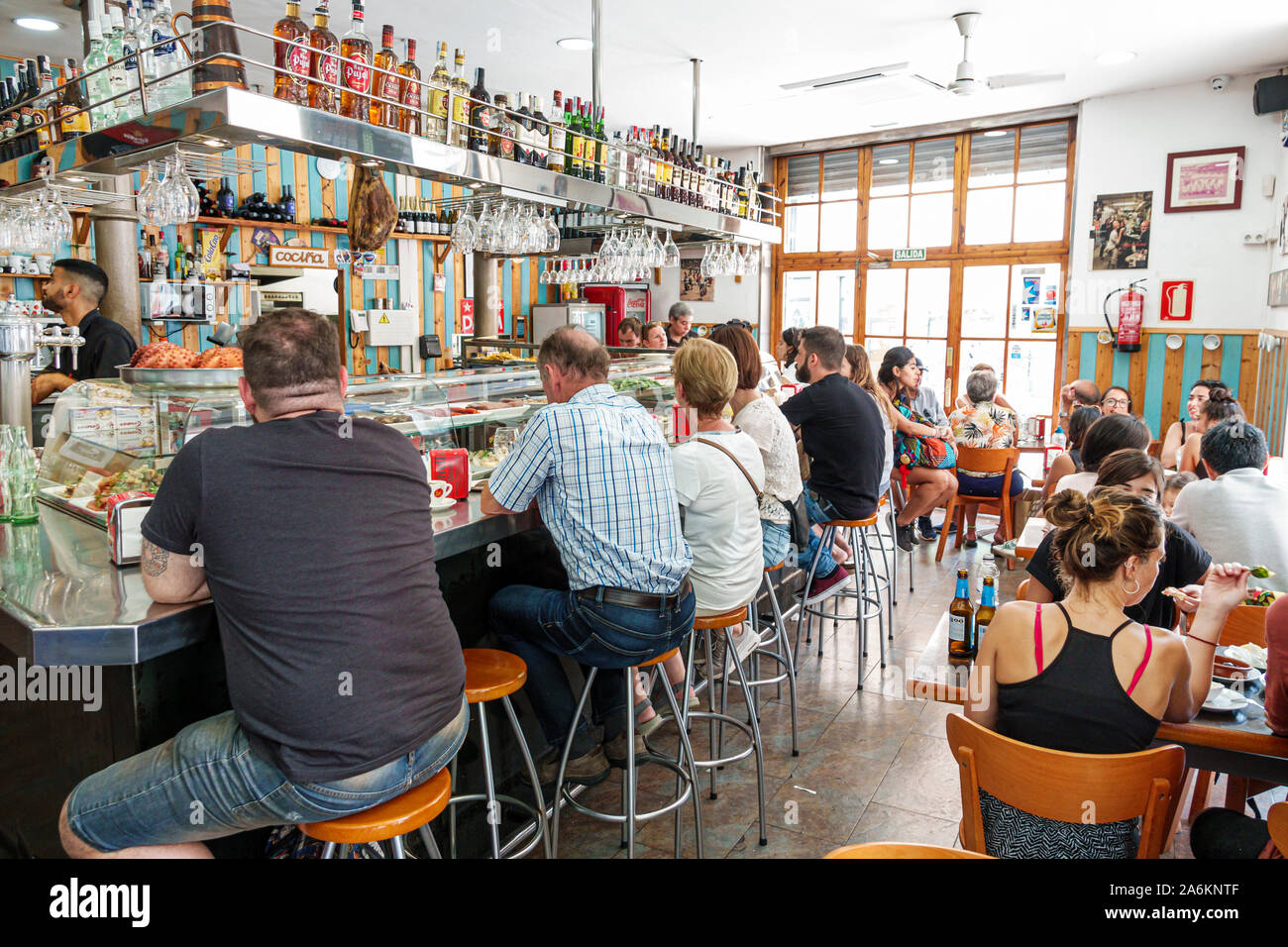 barcellona spagna catalonia el born quartiere storico ciutat vella carrer de la princesa pulperia tapas bar ristorante interno affollato bancone akntf